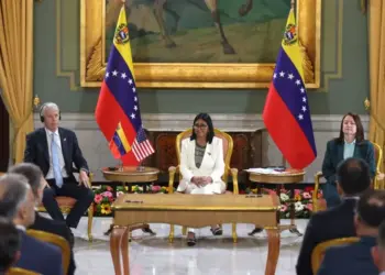 Venezuela firmó acuerdos petroleros con Chevron y Eni durante visita del secretario de Energía de EE UU