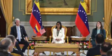 Venezuela firmó acuerdos petroleros con Chevron y Eni durante visita del secretario de Energía de EE UU