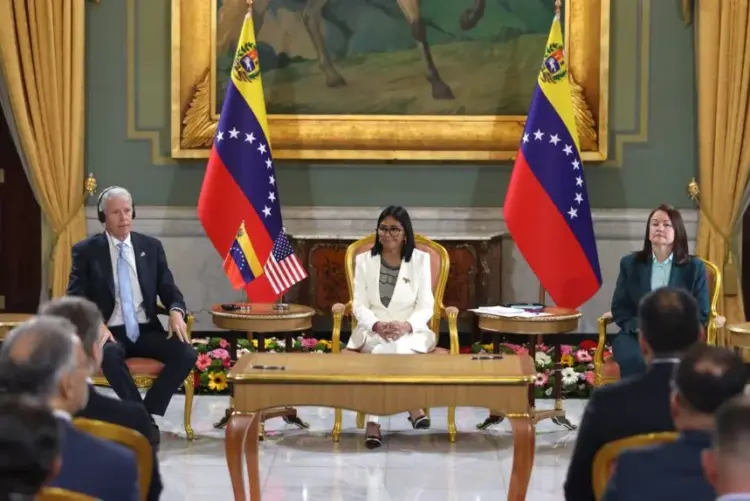La presidenta encargada de Venezuela, Delcy Rodríguez (c), reacciona durante una reunión con el secretario de Energía de Estados Unidos, Chris Wright (i), este miércoles en Caracas | Foto: EFE/ Ronald Peña R