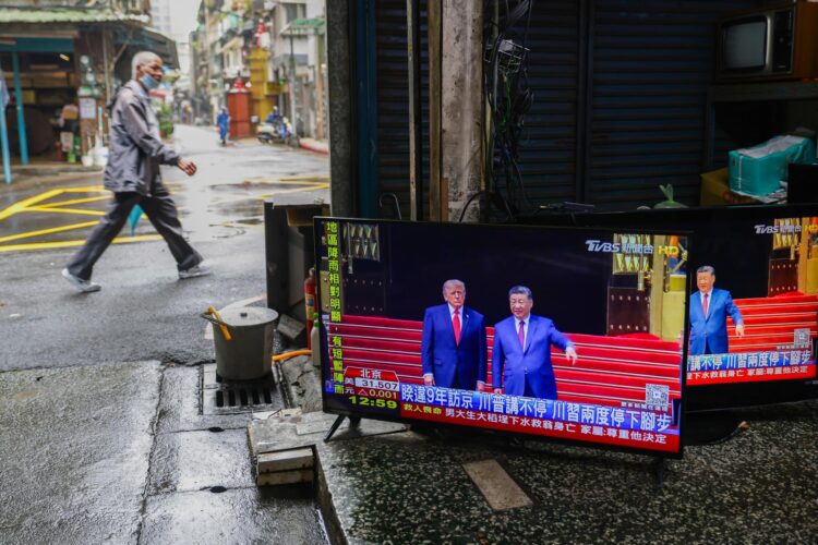Fotografía de archivo de un televisor con la transmisión del encuentro entre el presidente de EE.UU. Donald Trump con su homólogo Xi Jinping el pasado mes de mayo. EFE/EPA/RITCHIE B. TONGO