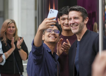 Ternus inaugura la venta del iPhone 18 Pro ante una multitud en Nueva York
