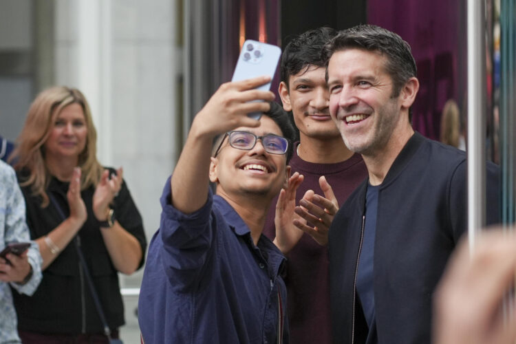 El actual director general de Apple, John Ternus (d), se toma una fotografía con un seguidor en la entrada de la tienda de Apple durante el lanzamiento del iPhone 18 Pro y Pro Max este viernes, en Manhattan, Nueva York (Estados Unidos). EFE/ Ángel Colmenares