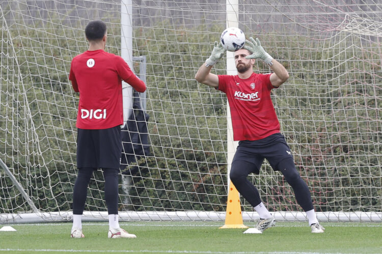 Unai Simón (d) durante el entrenamiento, nominado al Balón de Oro como mejor portero. EFE/ Miguel Toña