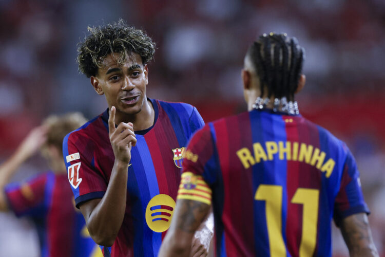 Fotografía del pasado 19 de septiembre, en la que puede verse al delantero del Barcelona Lamine Yamal (i) junto a su compañero Raphinha (espalda), durante un partido de LaLiga. EFE/Julio Muñoz