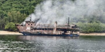 Rescatistas recuperan 30 cadáveres en primera inspección del ferri incendiado en Filipinas