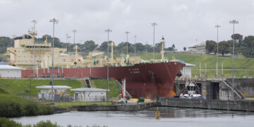 Canal de Panamá implementa nueva restricción que reduce tránsitos a 32 diarios