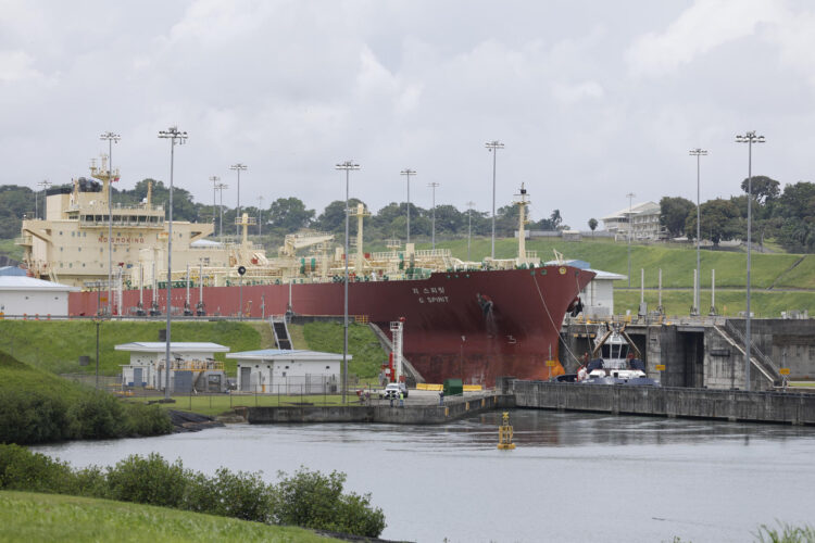 Fotografía que muestra un buque navegando por las esclusas de Agua Clara en el Canal de Panamá, en Colón (Panamá). EFE/Bienvenido Velasco