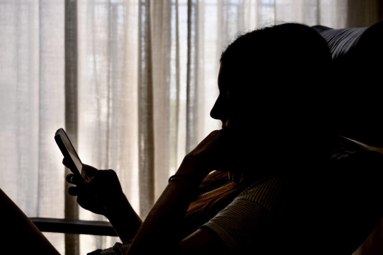 Una adolescente consulta una red social en su móvil en una imagen de archivo. EFE/ Raúl Caro