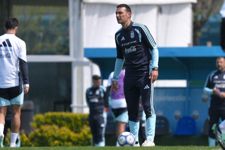 El seleccionador de Argentina, Lionel Scaloni, dirige un entrenamiento de la Albiceleste en Buenos Aires este jueves, como preparación para los amistosos contra Bolivia, Burkina Faso y Benín. EFE/ Adán González