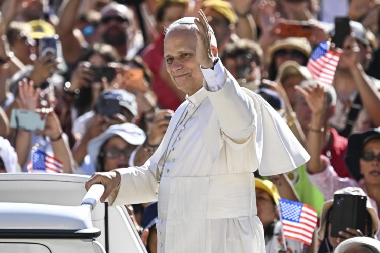 El papa León XIV saluda a sus fieles durante su audiencia general semanal en la plaza de San Pedro, Ciudad del Vaticano, este miércoles 2 de septiembre de 2026. (Papa) EFE/EPA/RICCARDO ANTIMIANI