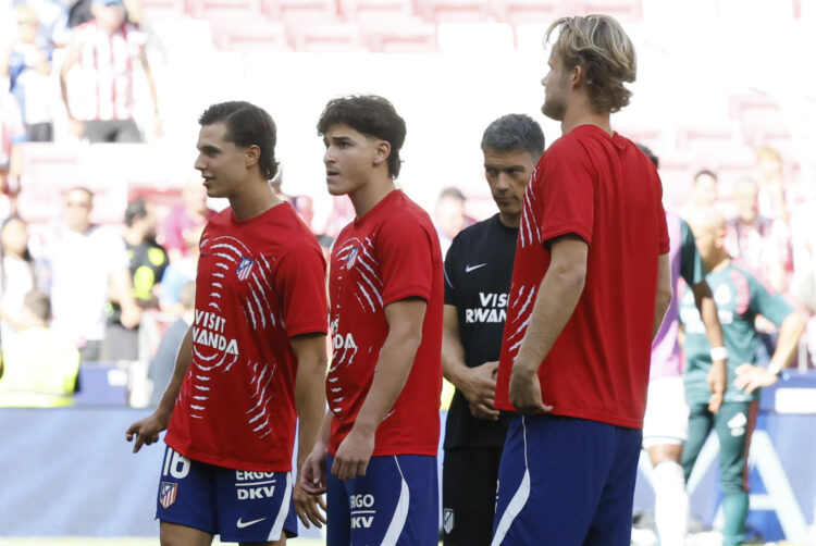 Los jugadores del Atlético de Madrid calientan antes del partido de LaLiga entre Atlético de Madrid y Real Madrid celebrado este domingo en el del estadio Riyadh Air Metropolitano de Madrid. EFE/ Ballesteros