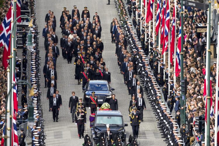 El féretro del rey Harald V de Noruega es trasladado del Palacio a la Catedral de Oslo para el funeral, en Oslo, Noruega, el 9 de septiembre de 2026. EFE/EPA/Cornelius Poppe / POOL NORUEGA FUERA