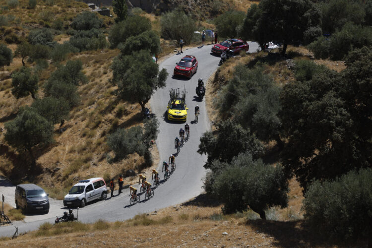Corredores del Visma durante la 20ª etapa de la Vuelta ciclista España entre La Calahorra y Collado del Alguacil (Granada) de 187 kilómetros este sábado. EFE/ Javier Lizón