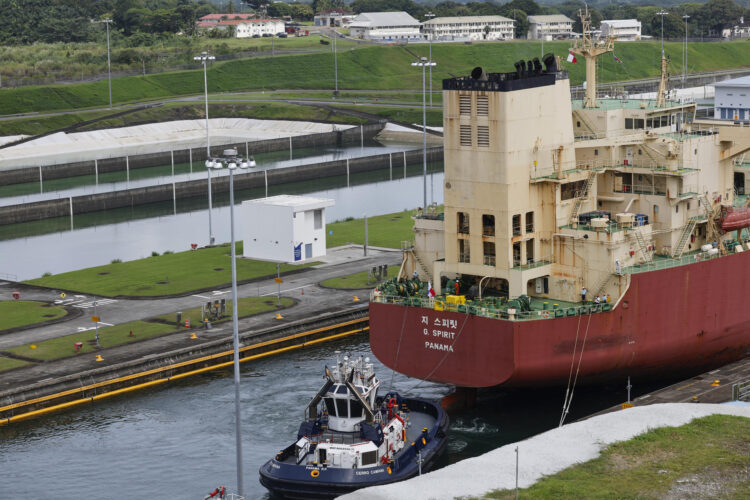 Fotografía que muestra un buque de carga navegando por las esclusas de Agua Clara este martes, en el Canal de Panamá en Colón (Panamá).EFE/Bienvenido Velasco
