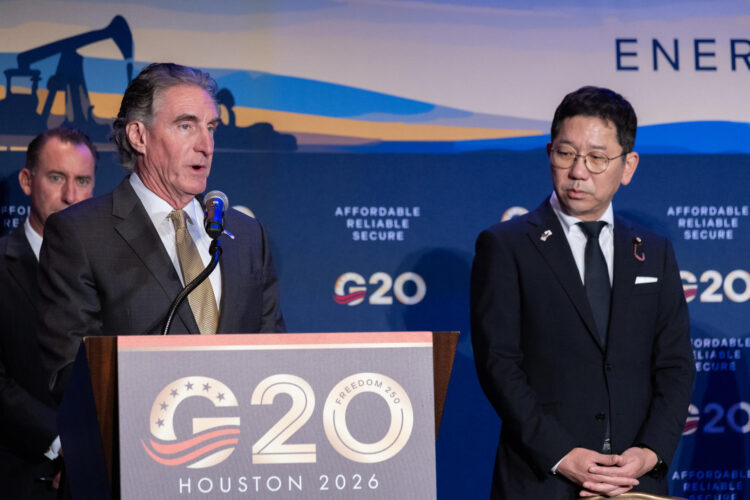 El secretario del Interior de los Estados Unidos, Doug Burgum (i), habla junto al viceministro parlamentario de Economía, Comercio e Industria de Japón, Ochi Toshiyuki, durante la firma de un convenio entre Estados Unidos y Japón en el marco de las reuniones del G20 sobre Energía que se celebran este martes en Houston (EE.UU.). EFE/ Carlos Ramírez