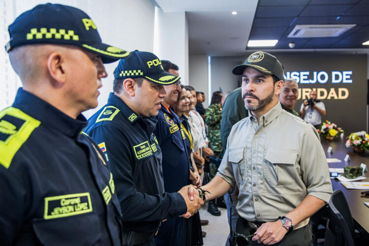 Fotografía cedida por la Presidencia de Colombia que muestra al mandatario, Abelardo de la Espriella (c), saludando a integrantes de la Policía Nacional de Colombia durante un Consejo de Seguridad este viernes, en Santa Marta (Colombia). EFE/ Presidencia de Colombia /