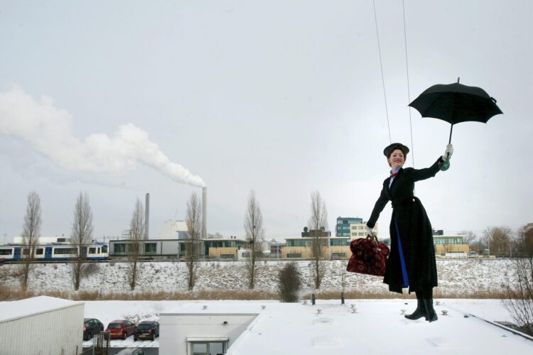 Fotografía de archivo de la actriz neerlandesa Noortje Herlaar, durante uno de los ensayos del musical "Mary Poppins", en Amsterdam (Países Bajos). EFE/Freek Van Asperen