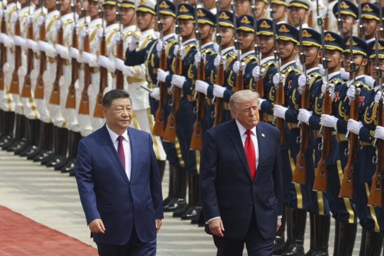 En la imagen de archivo, el presidente chino, Xi Jinping, pasa revista a una guardia de honor junto al presidente estadounidense, Donald Trump, durante una ceremonia de bienvenida en el Gran Palacio del Pueblo en Pekín, China. EFE/EPA/Maxim Shemetov