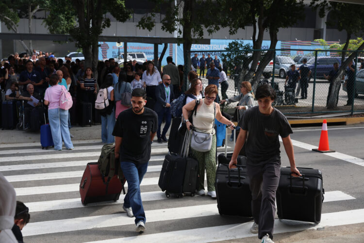 Fotografía del 1 de septiembre de 2026 que muestra a personas que ingresan al aeropuerto el Simón Bolívar de Maiquetía durante su reactivación. EFE/ Miguel Gutiérrez
