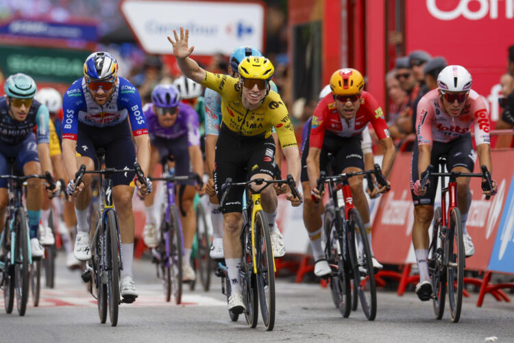 El ciclista británico James Matthew Brennan del Team Visma | Lease a Bike gana la decimoséptima etapa de La Vuelta a España, de 185 kilómetros de recorrido entre Dos Hermanas y Sevilla. EFE/ Javier Lizón