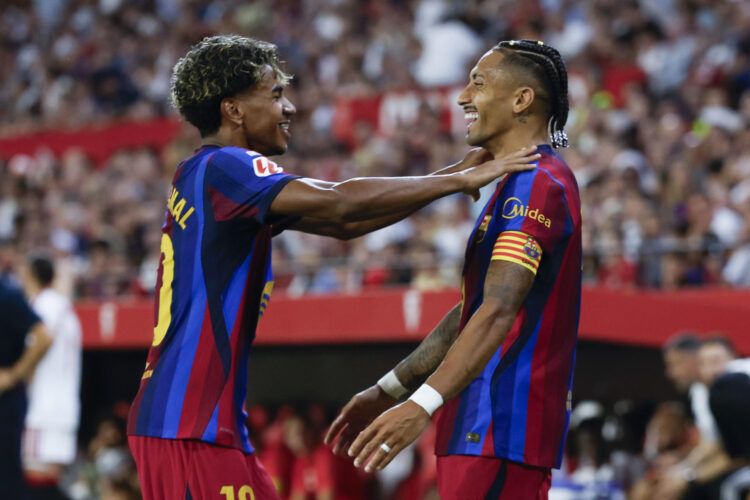 El delantero del Barcelona Raphinha (d) celebra con Lamine Yamal tras marcar el 1-2, durante el partido de LaLiga que Sevilla FC y FC Barcelona disputaron en el estadio Ramón Sánchez-Pizjuán. EFE/Julio Muñoz