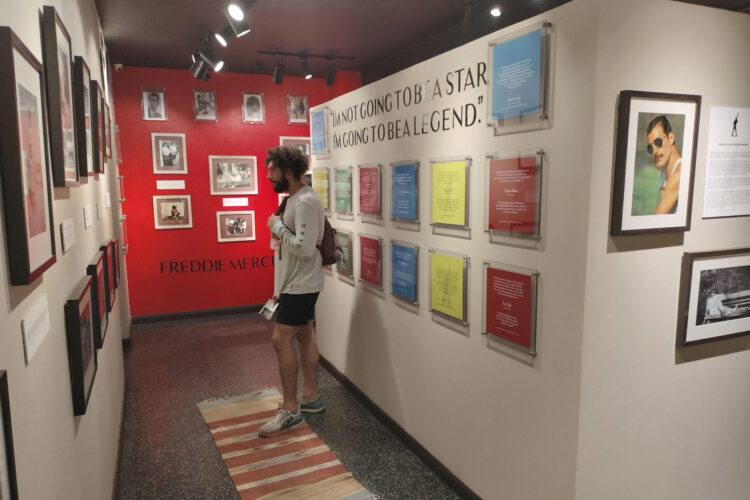 Turistas visitan el Museo Freddie Mercury en Zanzíbar. Mucho antes de su inconfundible bigote, los macroconciertos y canciones inolvidables como 'Bohemian Rhapsody', Freddie Mercury -vocalista de la legendaria banda británica Queen- fue Farrokh Bulsara, un niño nacido hace ochenta años en la paradisiaca isla tanzana de Zanzíbar en el océano Índico. EFE/Pedro Alonso