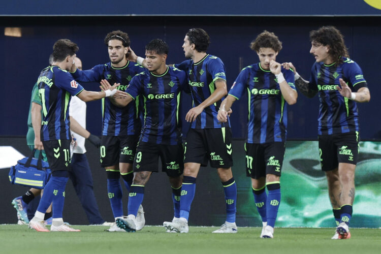 El delantero colombiano del Betis Cucho Hernández (3i) celebra tras anotar el primer gol de su equipo durante el partido de la quinta jornada de LaLiga que Villarreal CF y Real Betis disputan hoy lunes en el estadio de La Cerámica. EFE/Kai Forsterling