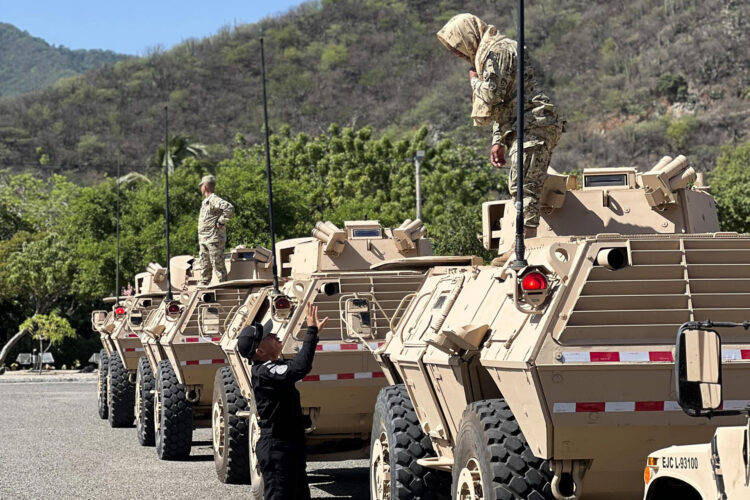 Fotografía cedida por las Fuerzas Militares de Colombia que muestra a soldados preparando vehículos blindados para patrullar este miércoles las calles de Santa Marta (Colombia). EFE/ Fuerzas Militares de Colombia