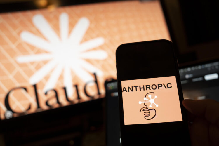 Fotografía de archivo que muestra una persona sosteniendo un teléfono con el logotipo compañía Anthropic en Nueva York (Estados Unidos). EFE/ Angel Colmenares