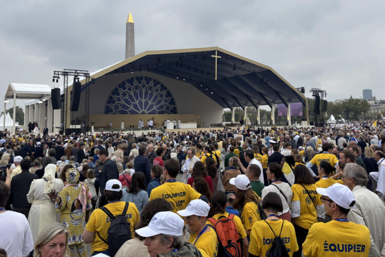 Miles de personas asisten a la misa multitudinaria del papa León XIV este sábado en París. EFE/ Nerea González