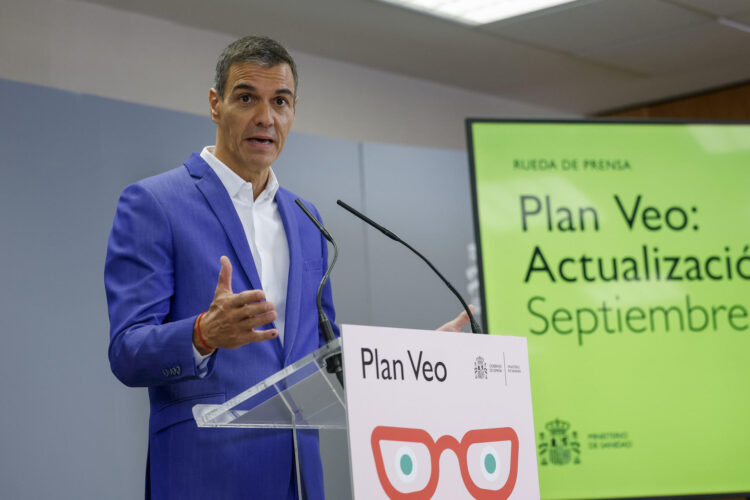 El presidente del Gobierno, Pedro Sánchez, durante la presentación de la segunda fase del Plan Veo, que contempla ayudas de 100 euros para la compra de gafas y lentillas para menores de 16 años, y del que se han beneficiado ya 454.650 niños y adolescentes en los casi nueve meses que lleva en marcha. EFE/ Daniel González