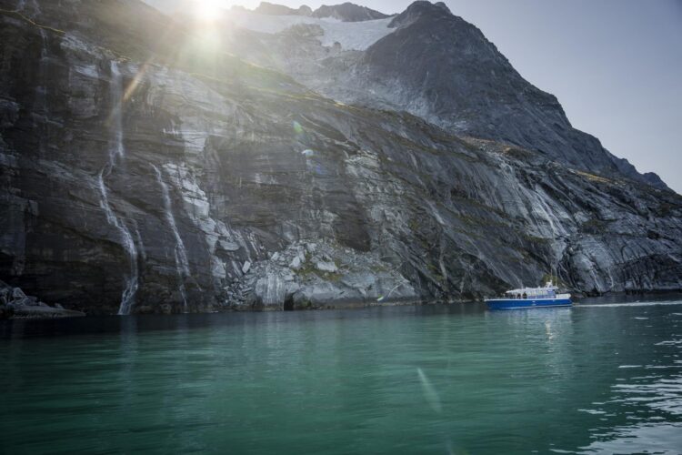 Fotografía de archivo de un barco navegando cerca de Qoornoq, Groenlandia. EFE/Mads Claus Rasmussen