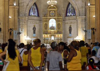 Fieles cubanos veneran a su Patrona, la Virgen de La Caridad del Cobre, en plena crisis