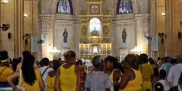 Fieles cubanos veneran a su Patrona, la Virgen de La Caridad del Cobre, en plena crisis