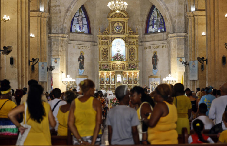 Personas devotas a la Virgen de la Caridad del Cobre participan en una eucaristía este martes, en La Habana (Cuba). EFE/ Ernesto Mastrascusa