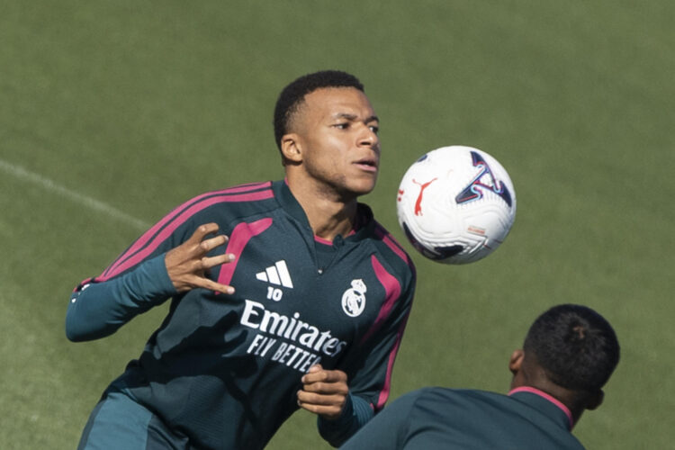 El jugador francés del Real Madrid Kylian Mbappé, durante un entrenamiento en la ciudad deportiva de Valdebebas. EFE/Sergio Pérez