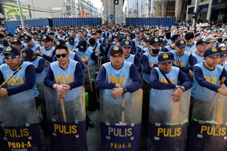 Policias filipinos agrupados durante la manifestación contra la imposición de la Ley Marcial por el fallecido dictador Ferdinand Marcos, padre del actual dirigente filipino, Ferdinand Marcos Junior.
EFE/EPA/ROLEX DELA PENA