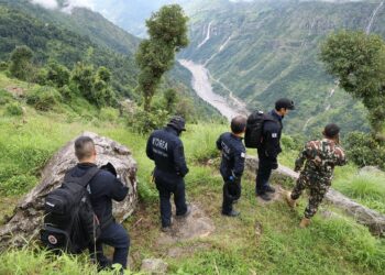 Nepal y China elevan a 1.225 los muertos al cumplirse una semana de operaciones tras riada