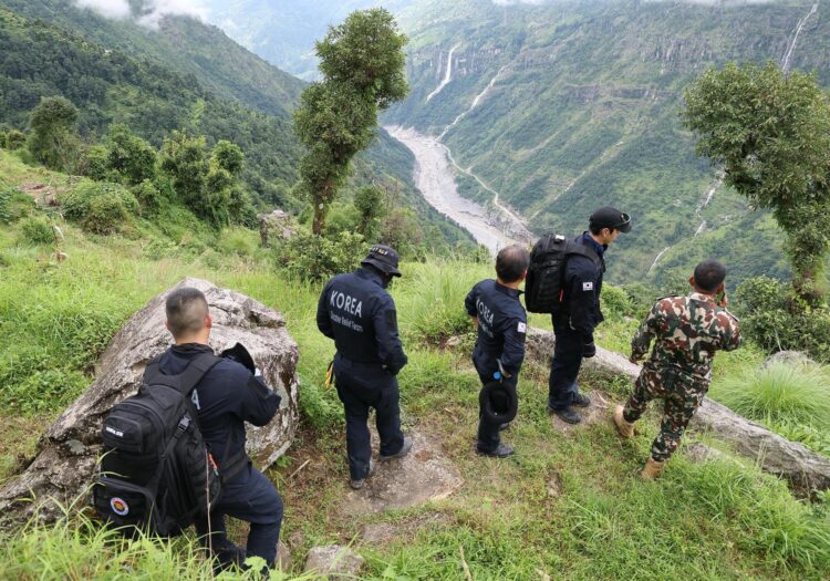 Miembros de un equipo de respuesta rápida del gobierno surcoreano se dirigen al sitio de construcción de la central hidroeléctrica Upper Trishuli-1 en el distrito de Rasuwa, Nepal, mientras buscan a nueve surcoreanos desaparecidos en las inundaciones que azotaron la región.
EFE/EPA/YONHAP PROHIBIDA SU PUBLICACIÓN EN COREA DEL SUR