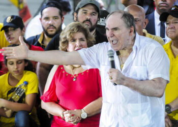 Más de 9 años de cárcel para expresidente ecuatoriano Bucaram por delincuencia organizada