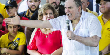 Más de 9 años de cárcel para expresidente ecuatoriano Bucaram por delincuencia organizada
