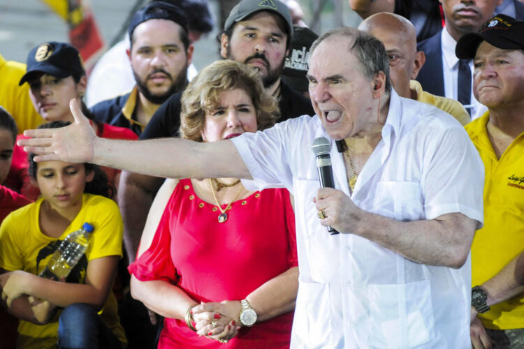 Fotografía de archivo del expresidente ecuatoriano Abdalá Bucaram (c) hablando a sus seguidores, el 17 de junio de 2017, durante un evento en Guayaquil (Ecuador). EFE/ Jaime Echeverria