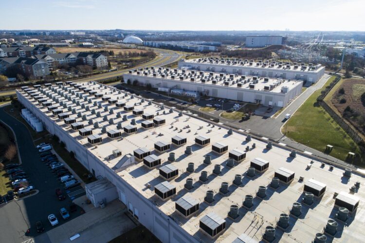 En la imagen de archivo, Una imagen tomada con un dron muestra un centro de datos de Amazon Web Services (AWS) en Ashburn, Virginia, EE. UU. EFE/EPA/JIM LO SCALZO