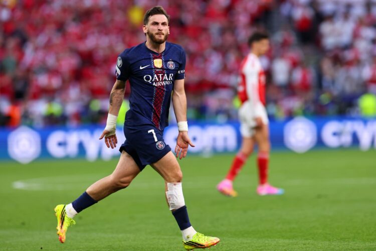 Fotografía del pasado 30 de mayo, en la que puede verse al futbolista del PSG Khvicha Kvaratskhelia, durante un partido de la Liga de Campeones. EFE/ ANNA SZILAGYI