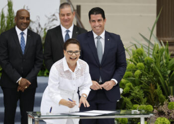 La ingeniera marina Ilya Espino asume como la primera mujer al frente del Canal de Panamá