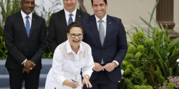 La ingeniera marina Ilya Espino asume como la primera mujer al frente del Canal de Panamá