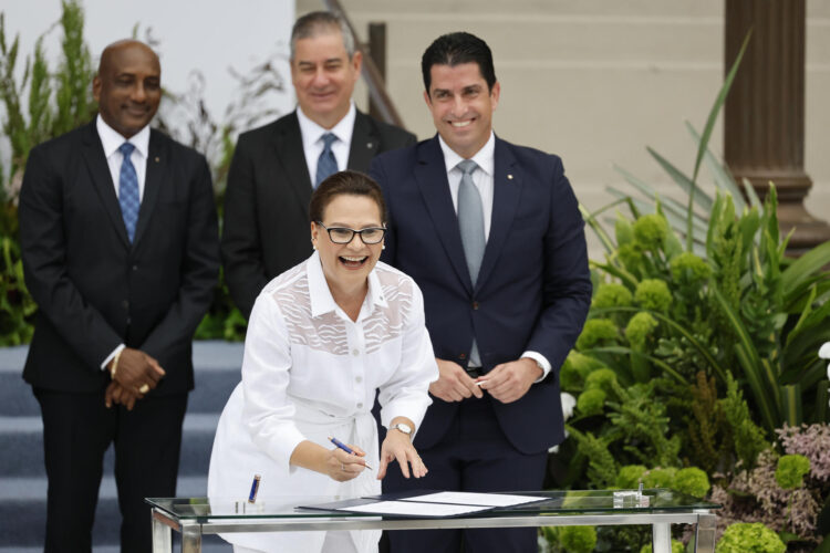 La ingeniera Ilya Espino de Marotta reacciona durante la ceremonia en la que asume como líder del Canal este lunes en Ciudad de Panamá (Panamá). EFE/Bienvenido Velasco