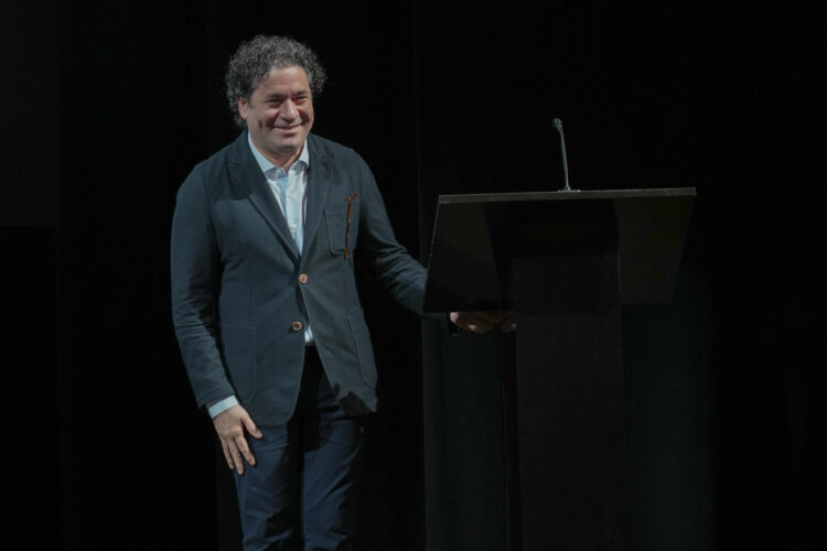 El director de la Filarmónica de Nueva York, Gustavo Dudamel, habla durante un evento en El Museo del Barrio en Nueva York (Estados Unidos). EFE/ Angel Colmenares