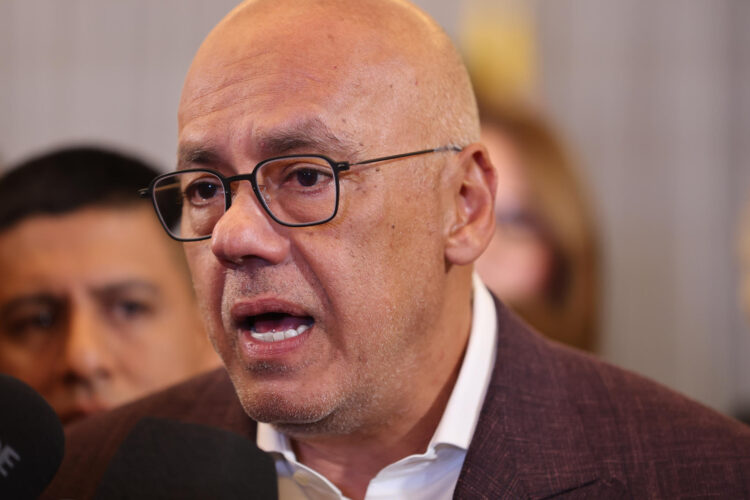 El presidente de la Asamblea Nacional (AN) de Venezuela y jefe negociador del Gobierno, Jorge Rodríguez, fue captado este 25 de septiembre, al atender a la prensa al cierre de la segunda ronda de las conversaciones con un sector de la oposición impulsadas por EE.UU., en Caracas (Venezuela). EFE/Miguel Gutiérrez