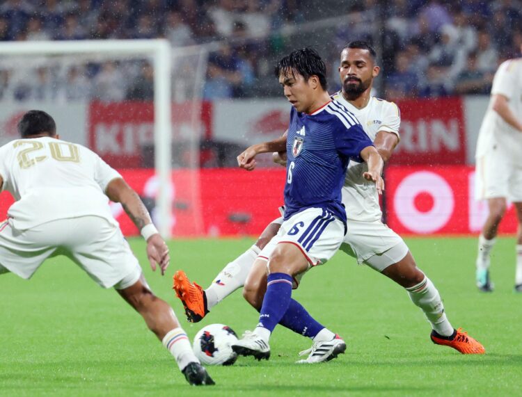 El japonés Satoshi Tanaka (C) trata de superar al venezolano Yangel Herrera (D), durante el amistoso disputado por ambas selecciones en Hiroshima. EFE/EPA/JIJI PRESS JAPAN OUT EDITORIAL USE ONLY/